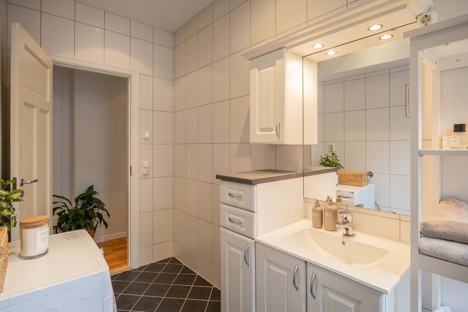 Felleskostnadene inkluderer. bla: andel fellesgjeld, kom. avgifter, TV/internett, felles bygningsforsikring og diverse vedlikehold. Galleribilde