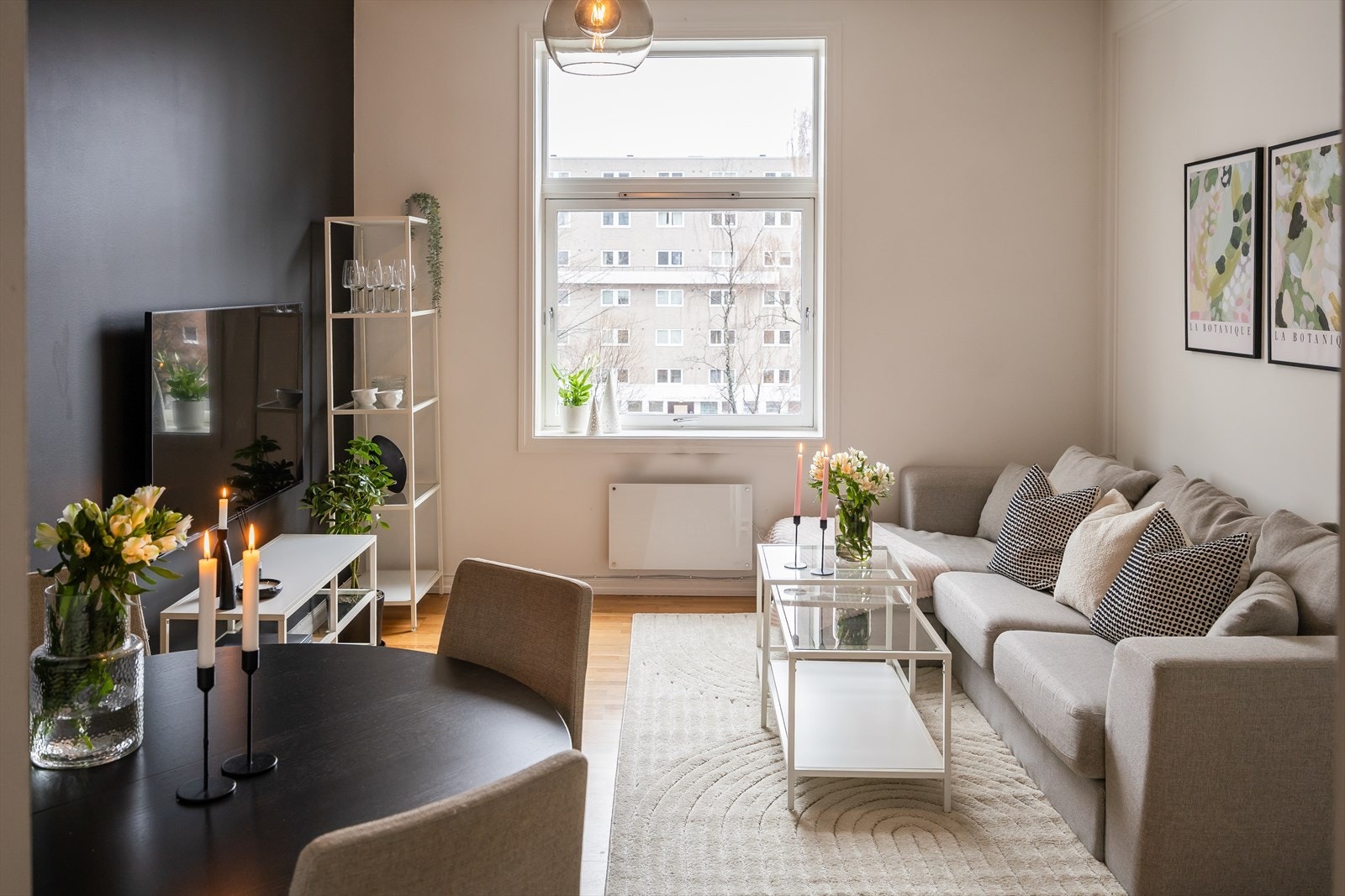 Samtlige vegger, lister og tak i leiligheten er malt i nyere tid, det er i tillegg satt inn nyte ventiler ved vinduene. Galleribilde