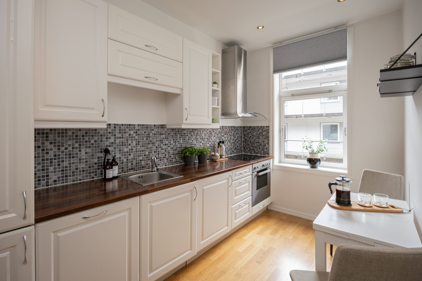 Tidløst kjøkken fra 2007 på 7,8 m². Galleribilde