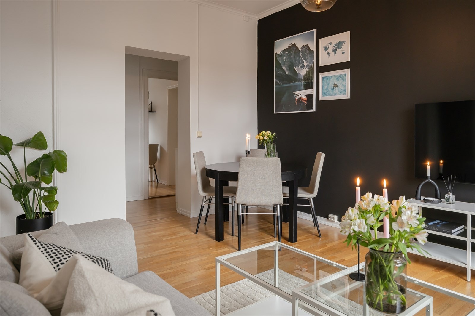 Leilighetens stue strekker seg over 15,9 m². Soverommet i stuen etablert i nyere tid og kan fjernes til fordel for en større stue. Galleribilde