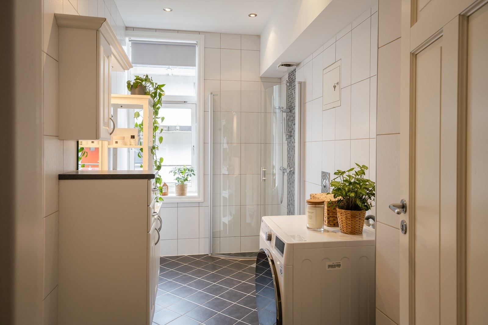 Flislagt bad fra 2007 på 6,2 m². Her er det i nyere tid montert ny benkeplate og vask. Galleribilde