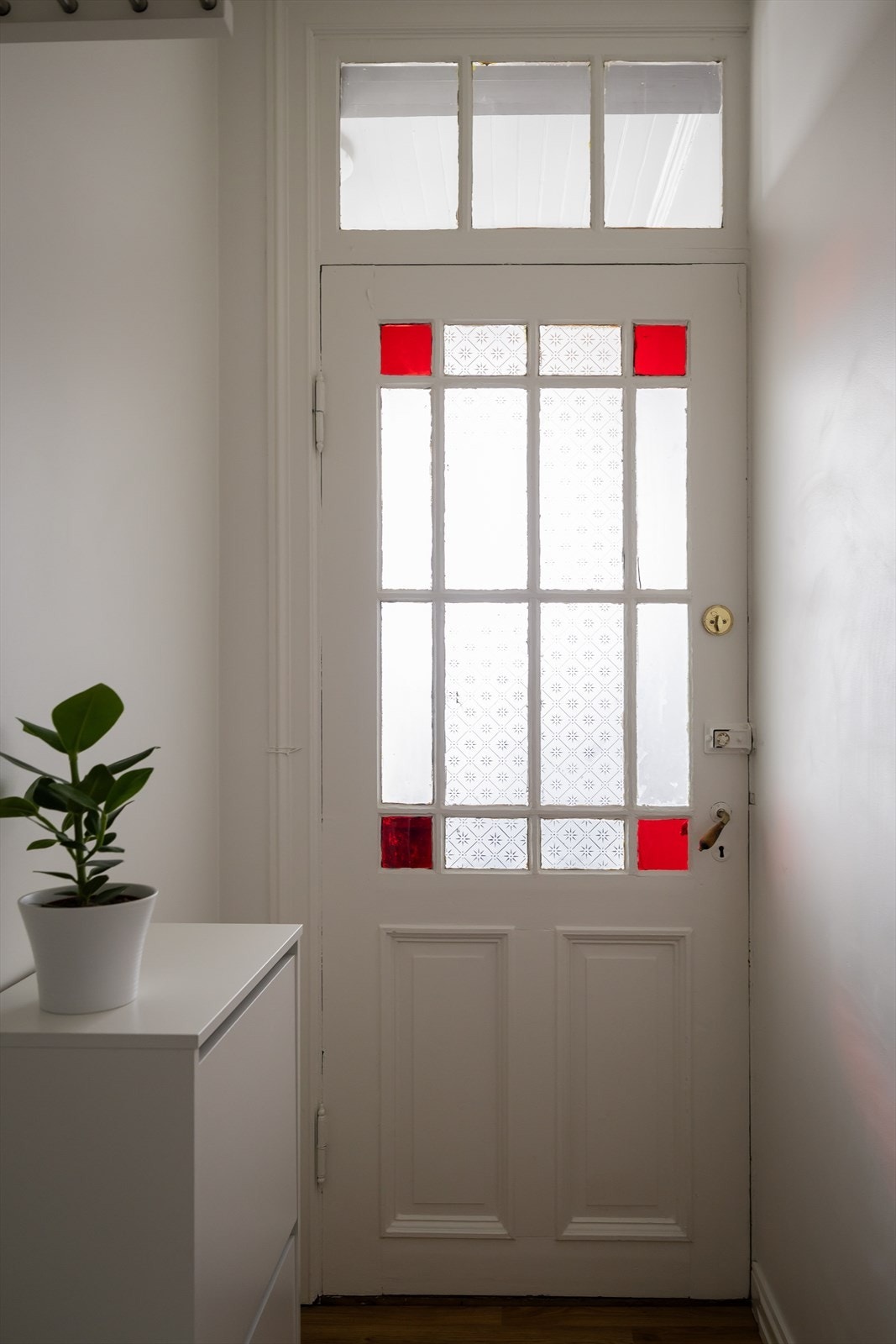 I klassisk bygårdsstil har leiligheten dype vinduskarmer, god takhøyde og rause vindusflater. Galleribilde