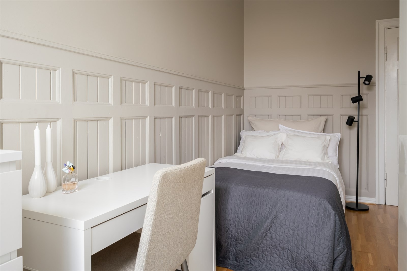 Det nest største soverommet i leiligheten er på 9,8 m² Galleribilde