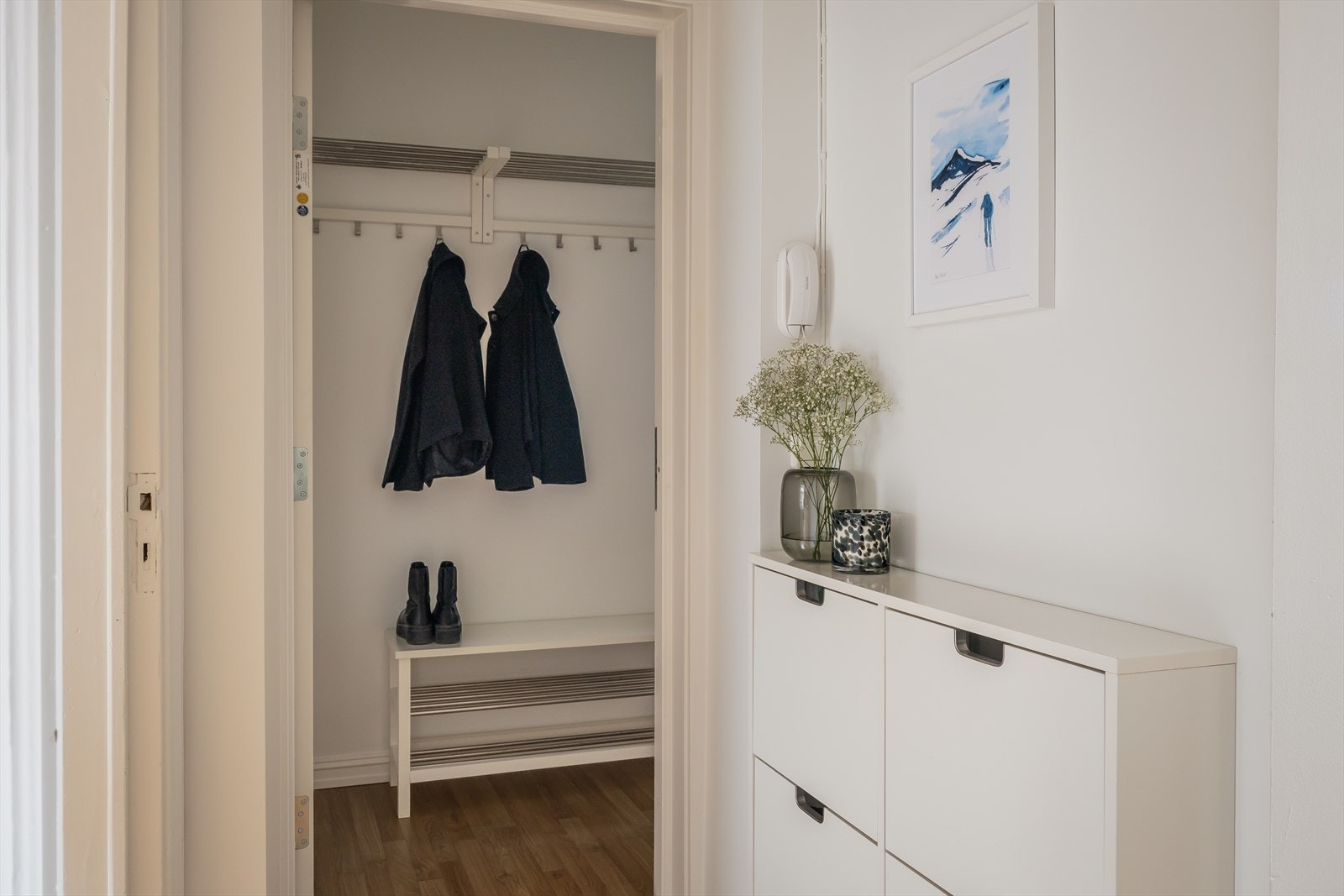 Entréen er på 3 m² og har praktisk oppheng for ytterklær. Borettslaget har IN-ordning, noe som gir mulighet for individuell nedbetaling av fellesgjelden knyttet til andelen under gitte vilkår. Galleribilde