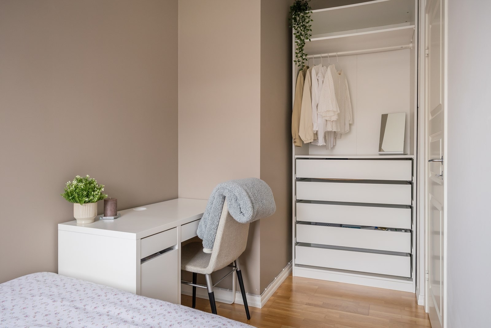 Leiligheten disponerer en bod i kjeller for praktisk ekstra oppbevaring. Galleribilde