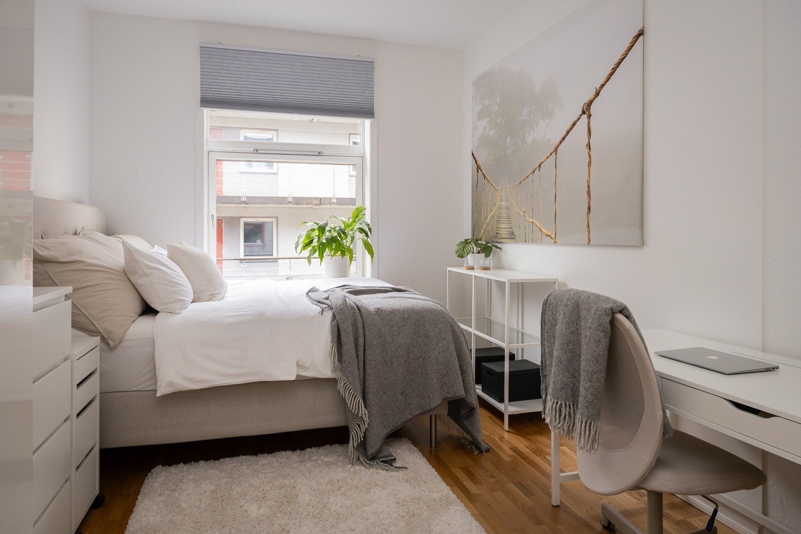 Leiligheten byr på tre soverom. Dette er det største av dem, på 13,9 m², og gir god plass til dobbeltseng med tilhørende møblement. Galleribilde