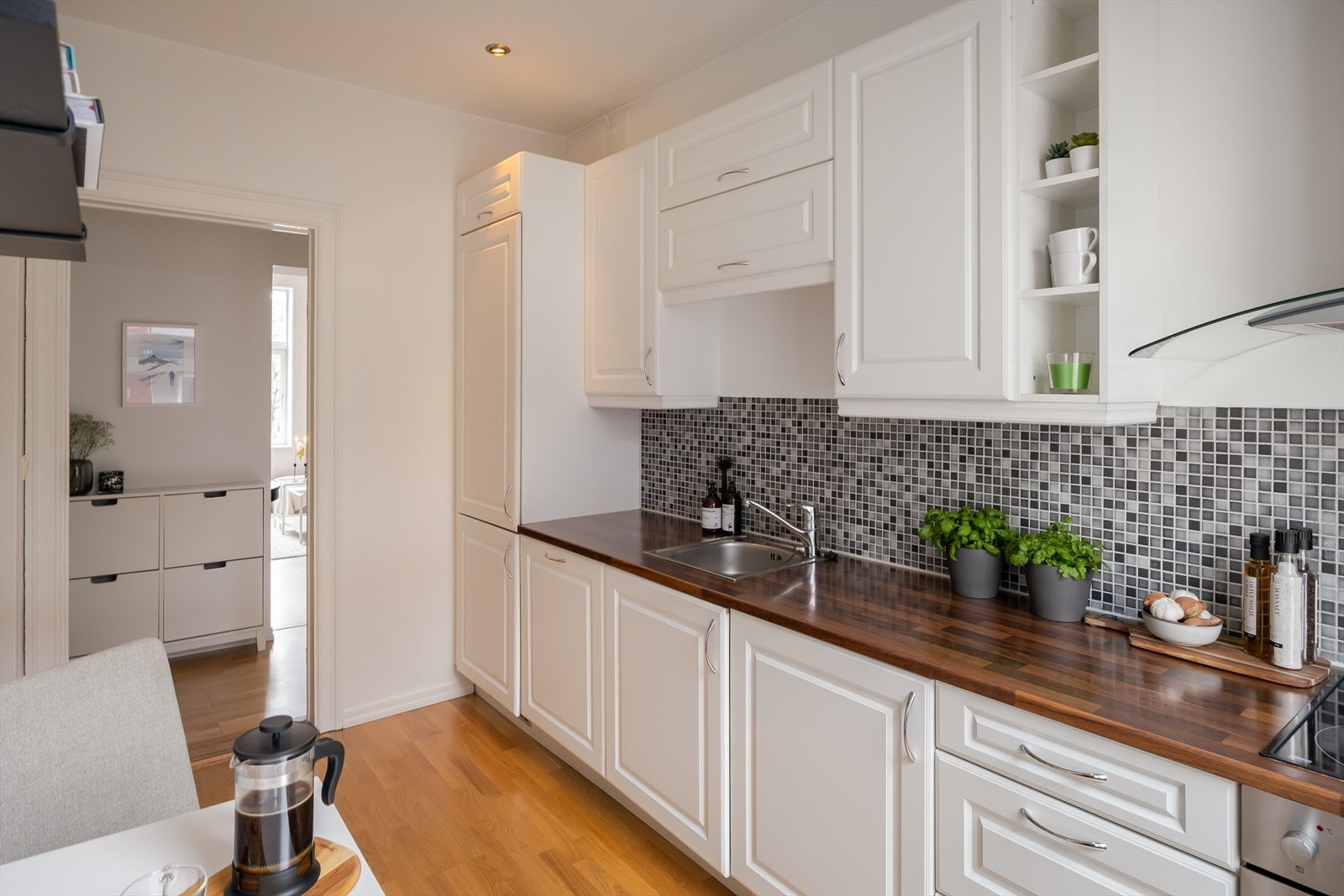 Kjøkkenet har integrerte hvitevarer som stekeovn, platetopp, oppvaskmaskin og kombinert kjøl- og fryseskap som medfølger handelen. Galleribilde