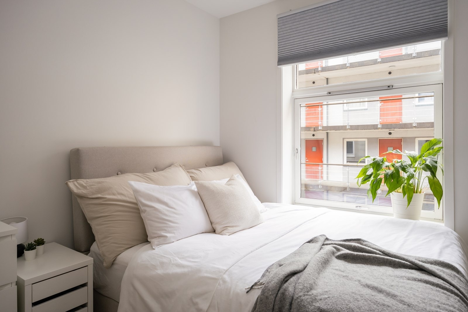 Soverommet vender mot bakgård, og ikke mot Elgeseter gate. Galleribilde