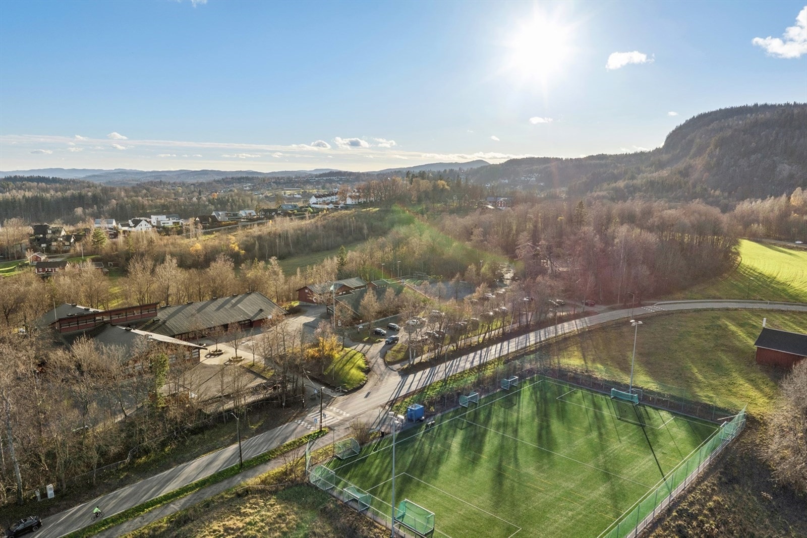Med bil tar det ca. 6 min til Sandvika, 9 min til Asker, 12 min til Lysaker, 20 min til Oslo S og 25 min til Drammen. Billingstad barneskole ligger ca 450 meter fra boligen. Galleribilde