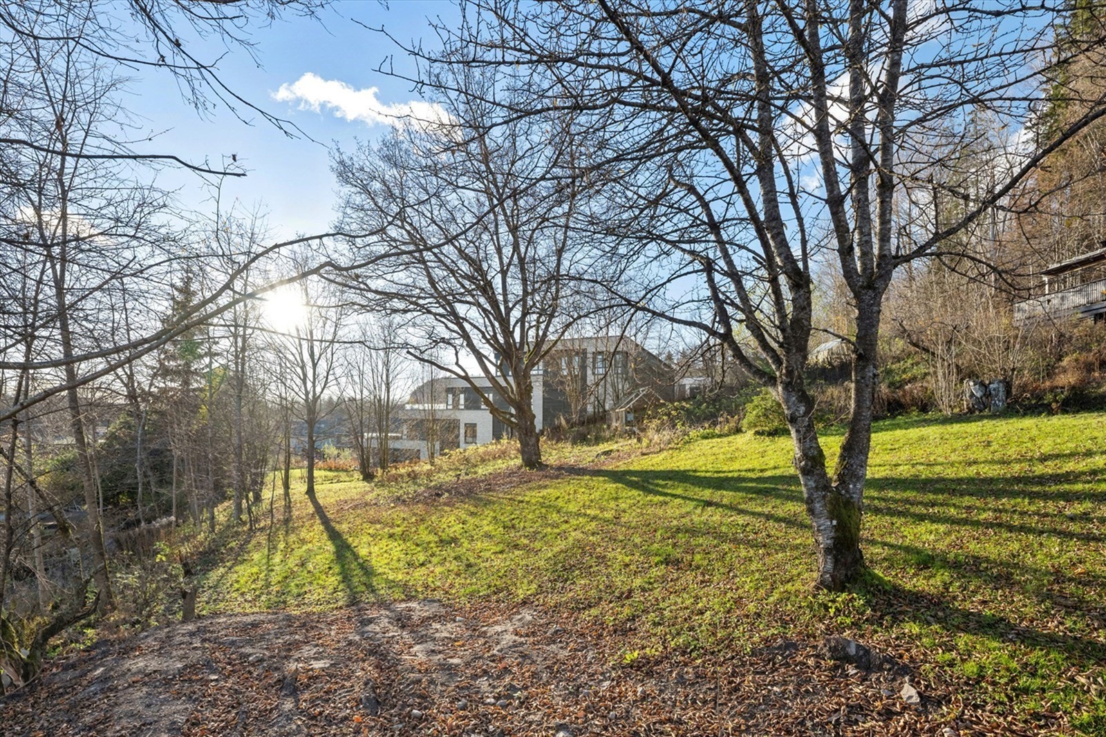 Her får du en stor (1 375 kvm) og solrik tomt beliggende i et av Askers mest ettertraktede områder. Galleribilde