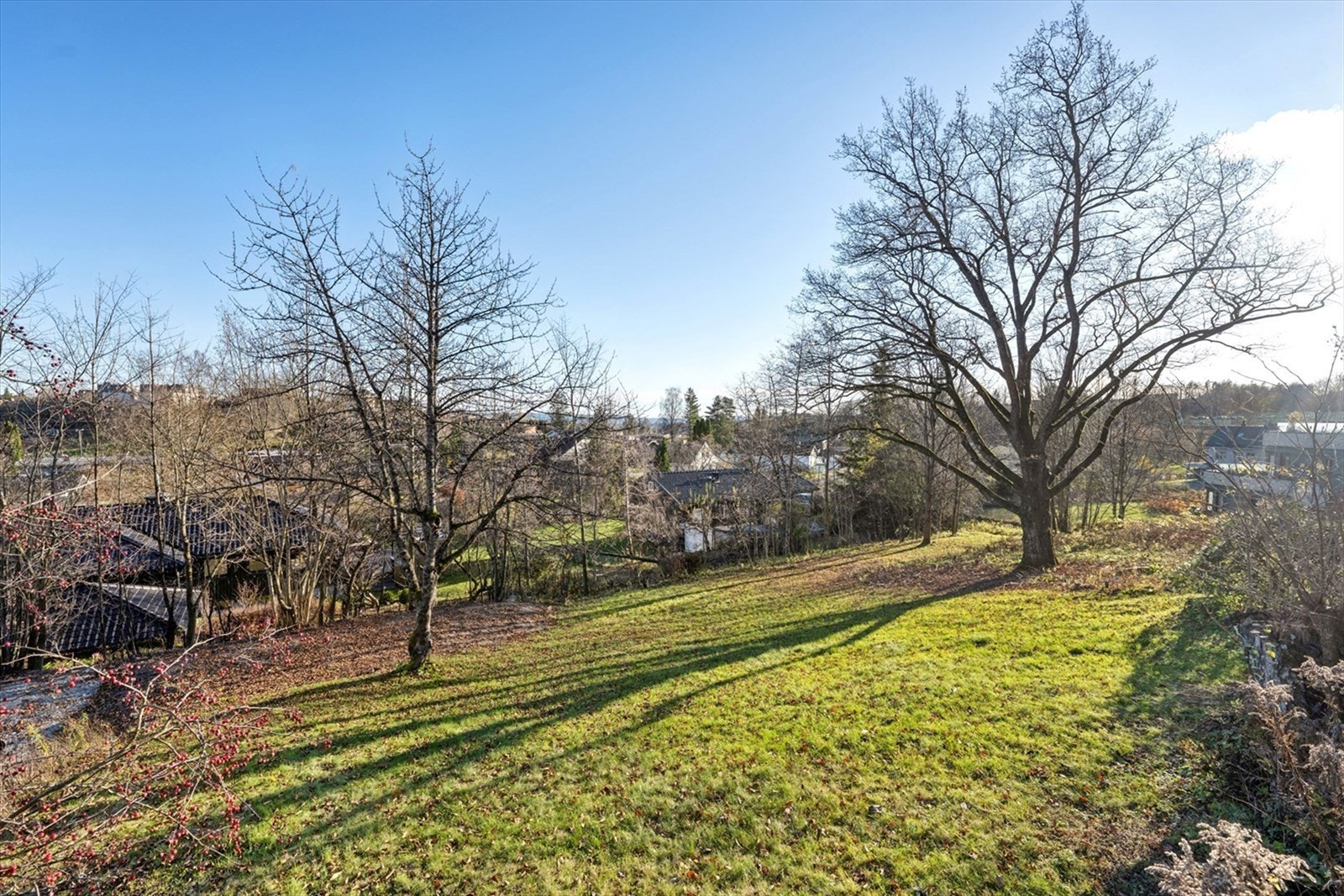 Her får du en stor (1 375 kvm) og solrik tomt beliggende i et av Askers mest ettertraktede områder. Galleribilde