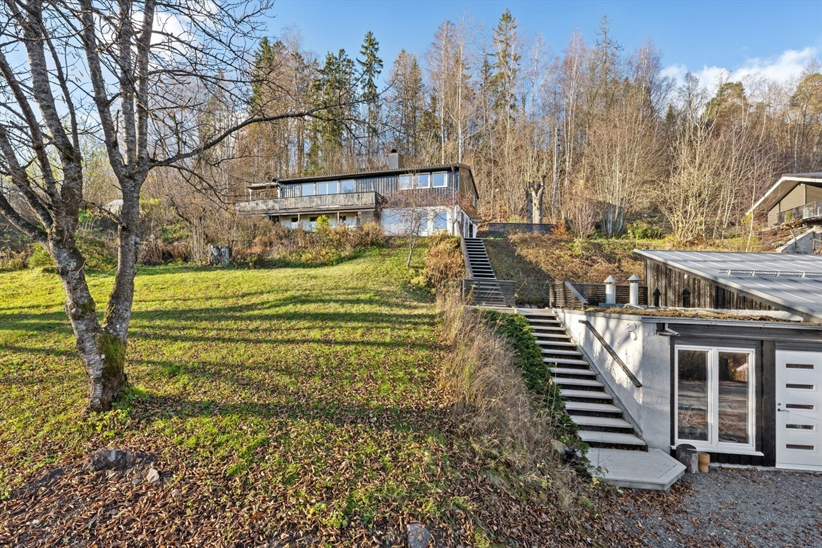 Tomten har gode solforhold. Her er det sol fra morgen til ettermiddag. Galleribilde