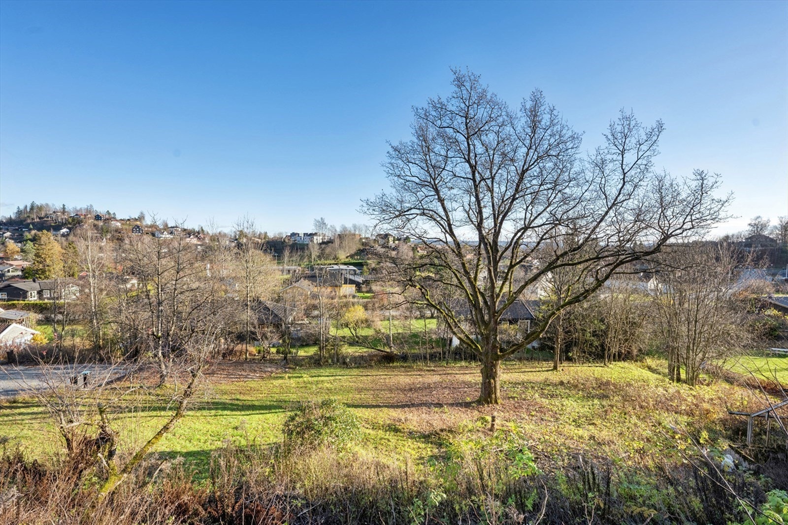 Perfekt plassering med kort gangavstand til tog, butikk, buss, barneskole, barnehager og marka med flotte turområder. Kun få min. til både Sandvika storsenter, Slependen og Holmensenteret. Barnevennlig tomt! Galleribilde