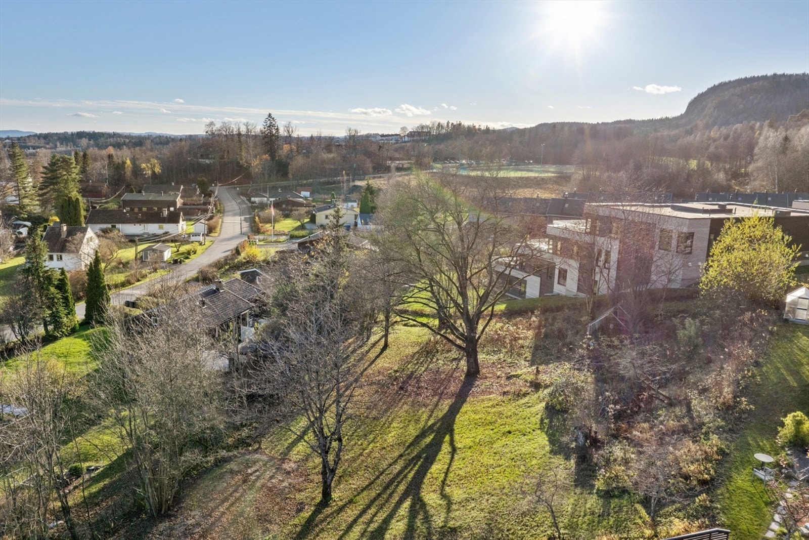 Nærbutikk Joker som er åpen alle dager, ligger få minutters gange unna tomten. Ønsker du et bredere utvalg av dagligvarebutikker, ligger Rema 1000, Meny, Kiwi og Coop Mega langs Billingstadsletta. Galleribilde