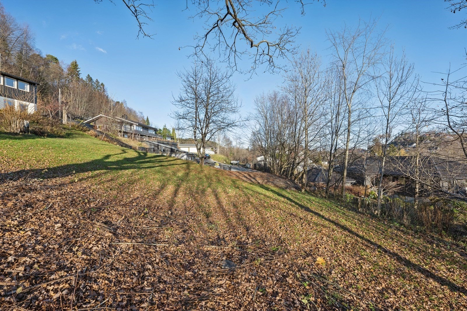Her får du en stor (1 375 kvm) og solrik tomt beliggende i et av Askers mest ettertraktede områder. Galleribilde