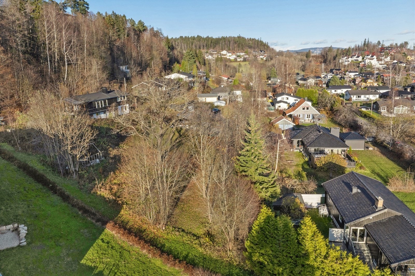 Her får du en stor (1 375 kvm) og solrik tomt beliggende i et av Askers mest ettertraktede områder. Galleribilde