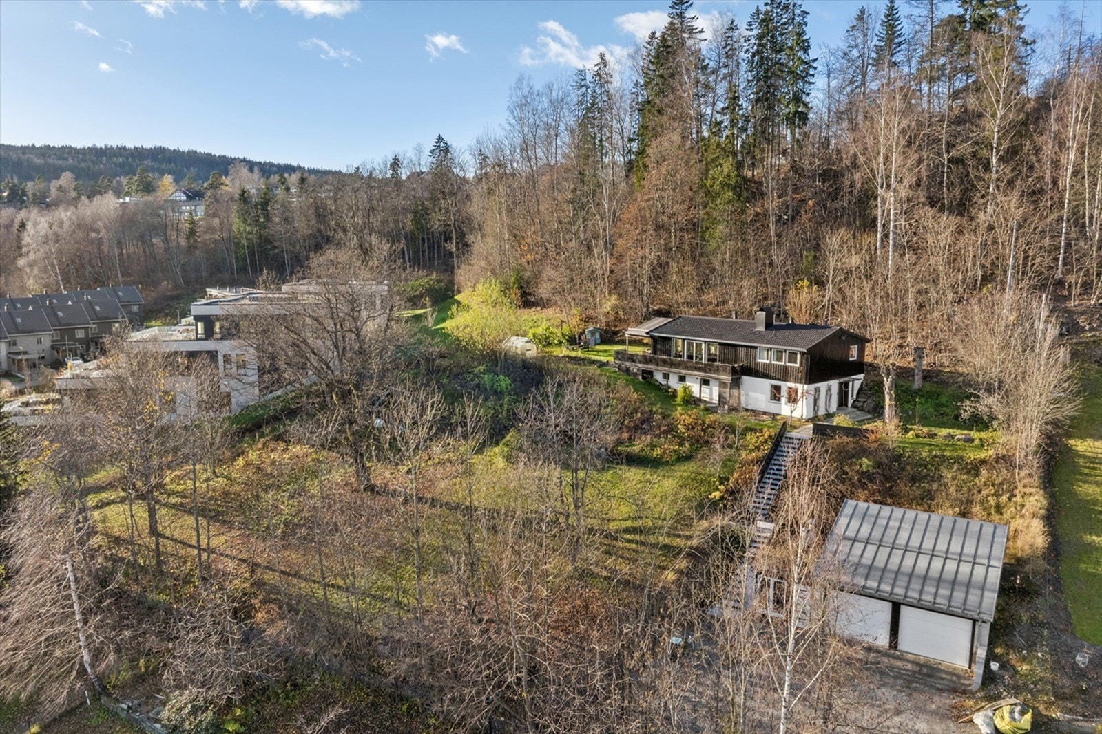 God tilgang til offentlig kommunikasjon med tog fra Billingstad stasjon eller buss fra Billingstadsletta. Det er rundt 900 meter å gå til togstasjonen, med fire avganger i timen i retning Asker og Oslo. Galleribilde