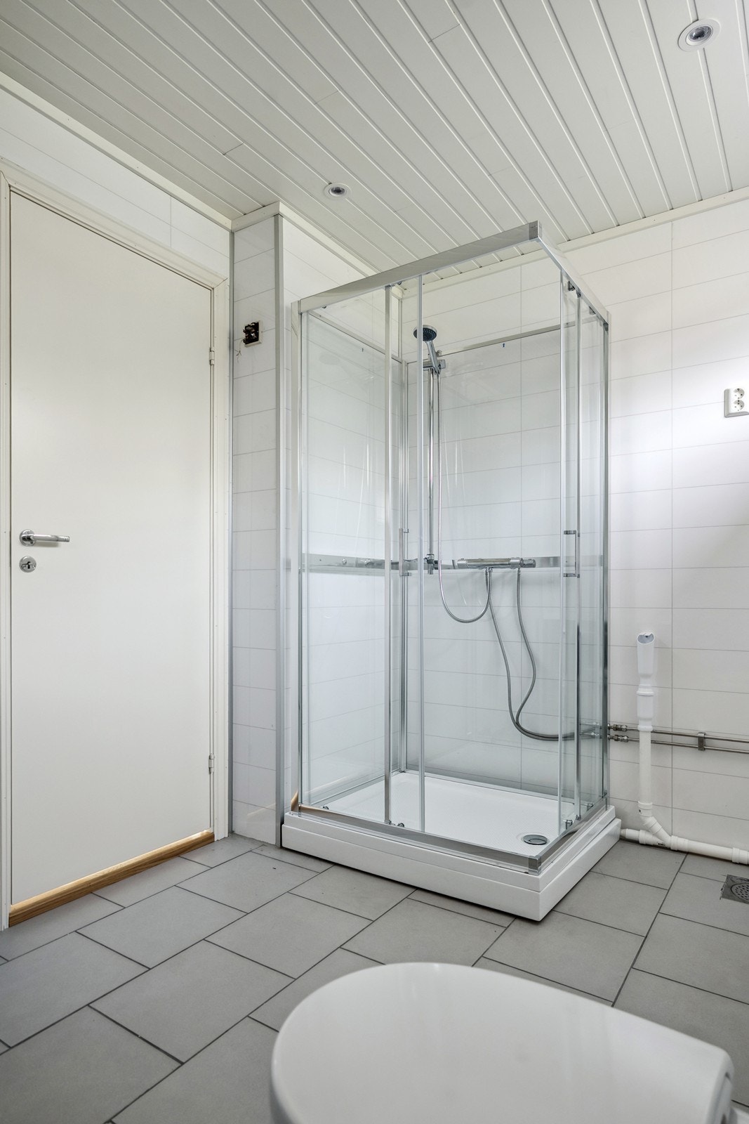 Badet er utstyrt med dusjkabinett, servant med skap og toalett. Det er opplegg til vaskemaskin Galleribilde