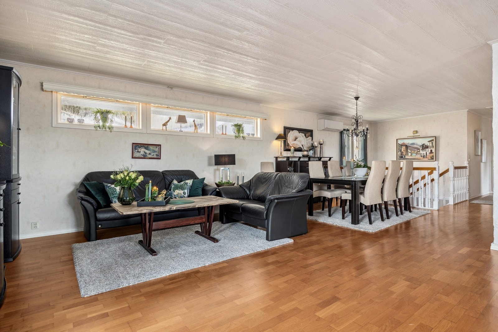 I stuen er det luft til luft varmepumpe Galleribilde