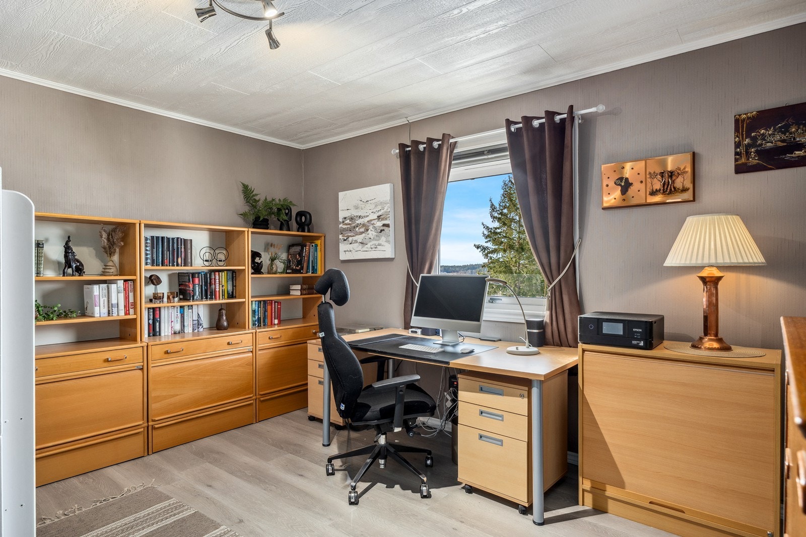 Disponibelt rom - Brukes i dag som kontor - Rommet er innredet og omgjort uten byggemelding til kommunen og uten at nødvendige godkjennelser er gitt. Galleribilde