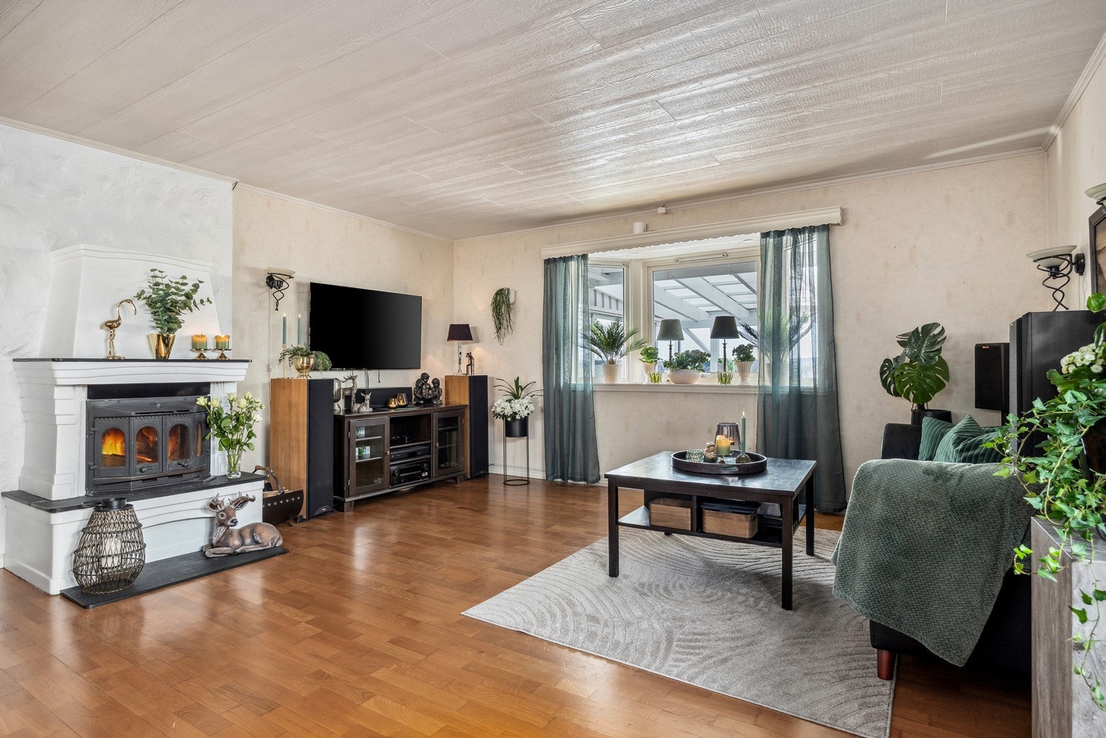 Sentralt i stuen er det peisovn for lun oppvarming Galleribilde