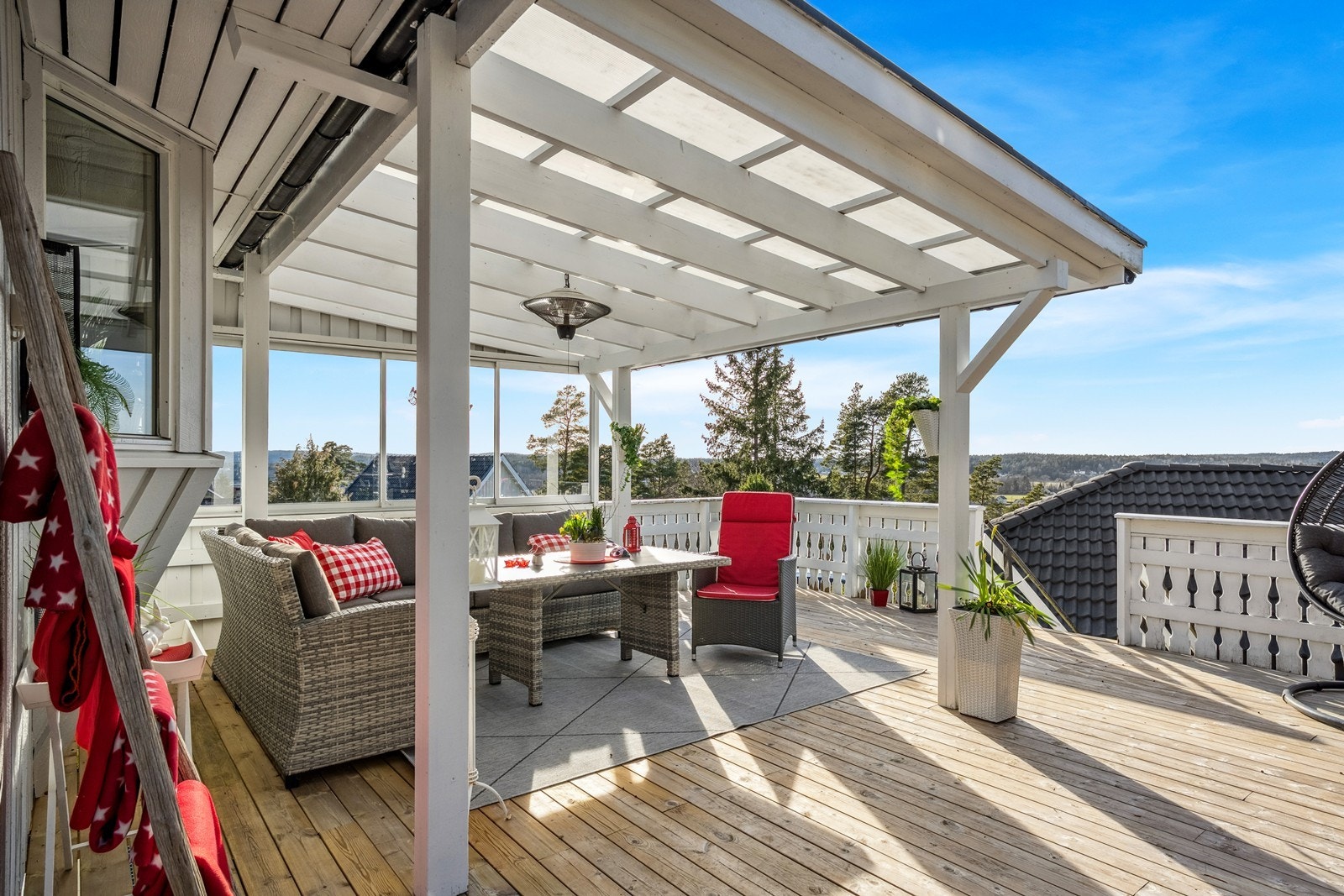 Vestvendt veranda med utsikt og gode solforhold Galleribilde