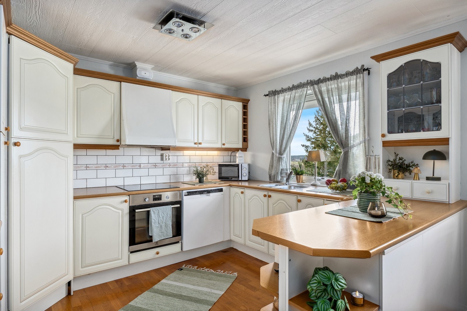 Kjøkkenet har profilert innredning og laminat benkeplate Galleribilde