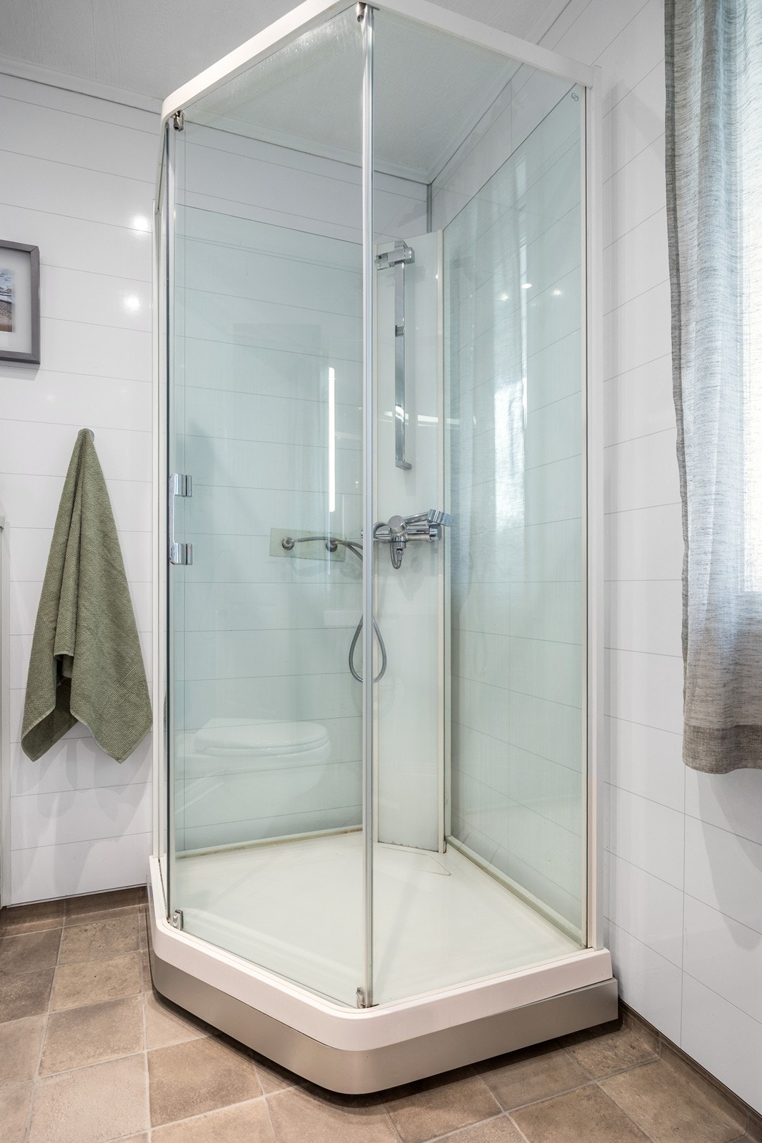 Rommet har belegg på gulv og baderomsplater på vegger Galleribilde