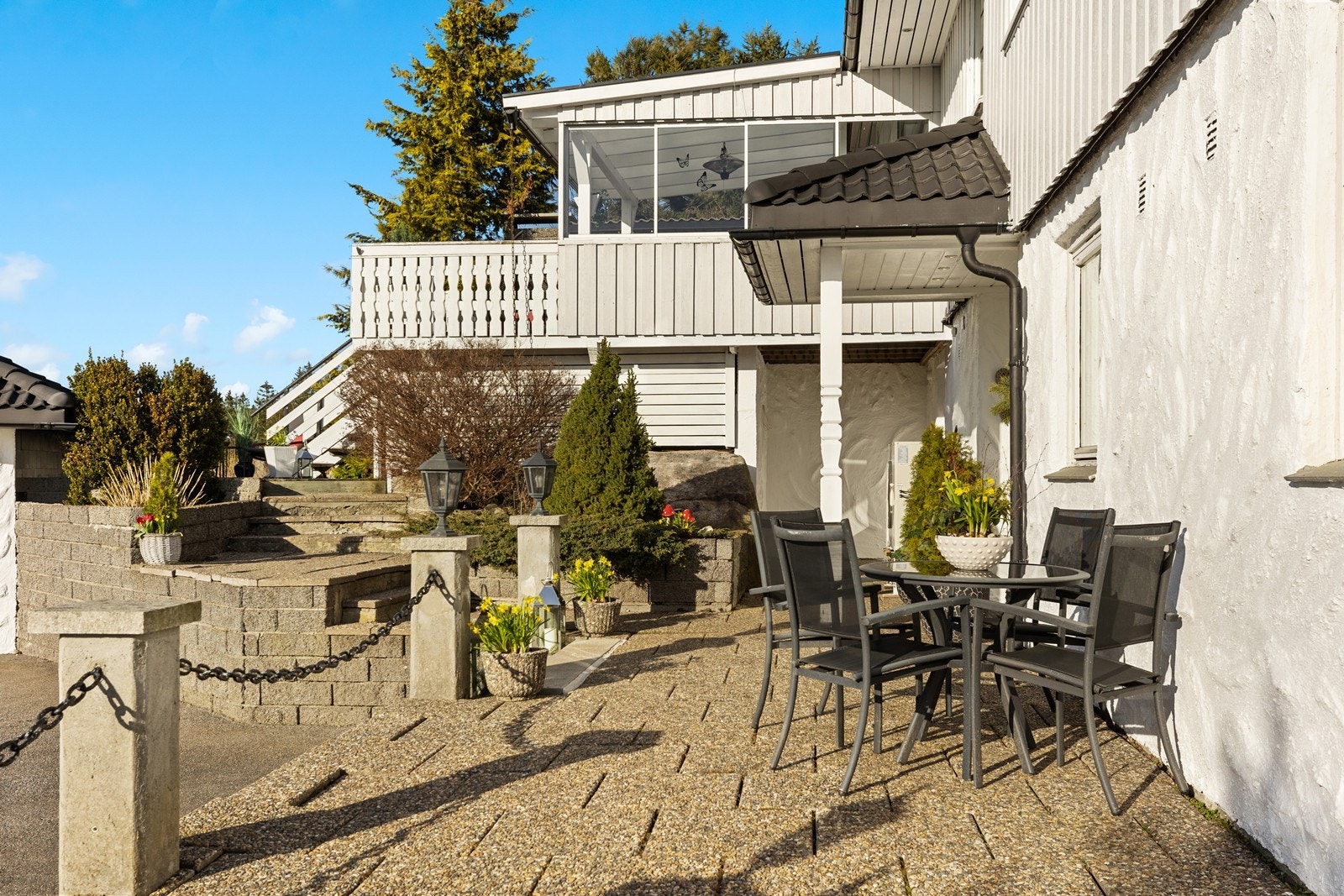 Eiendommen har flere fine utendørssoner Galleribilde