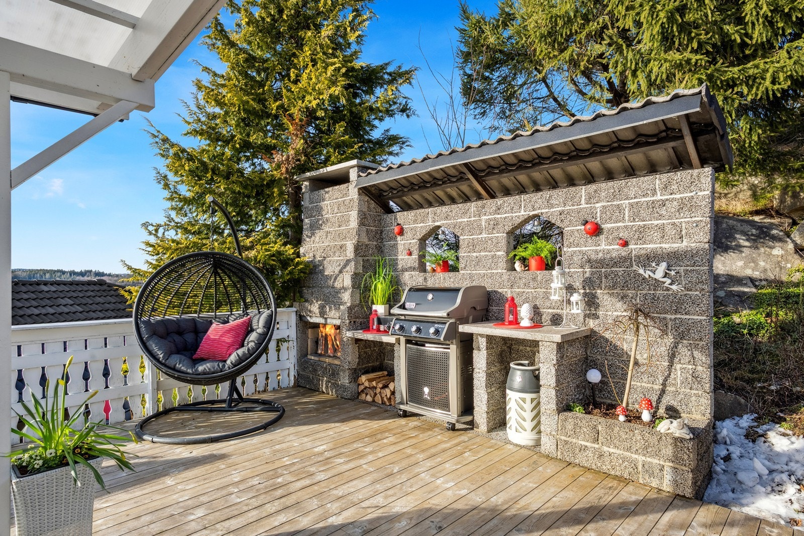 På verandaen er det utepeis for seine sommerkvelder Galleribilde