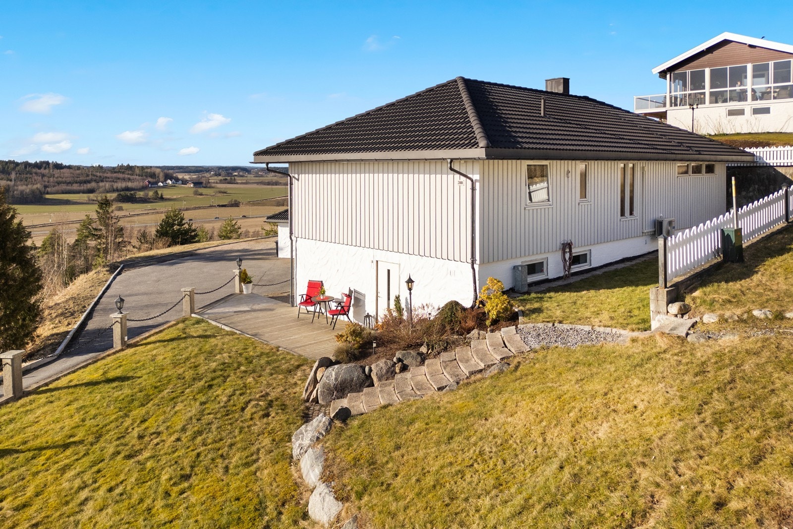 Eiendommen har en barnevennlig og rolig beliggenhet i Skjeberg Galleribilde