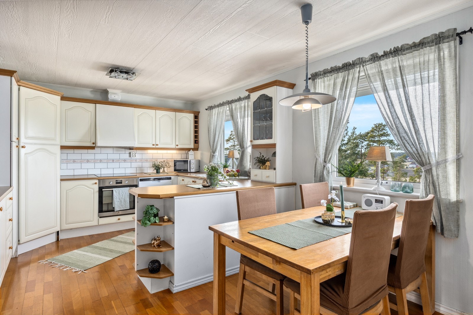 På kjøkkenet er det også plass til spisegruppe Galleribilde