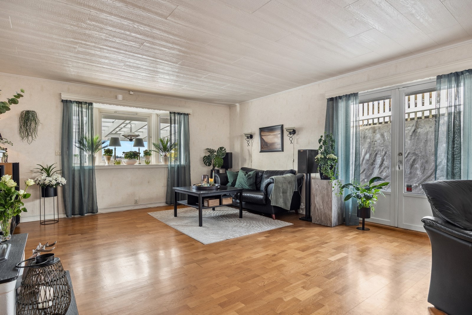 Romslig stue med god plass til både sofa- og spisegruppe Galleribilde