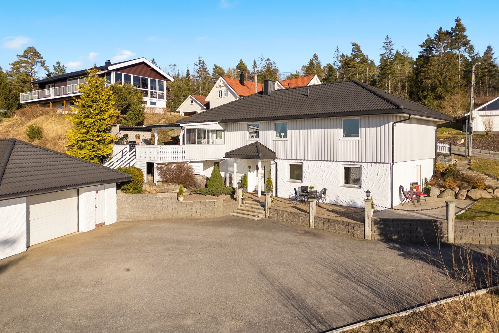 Romslig gårdsplass med plass til flere biler i tillegg til garasje Galleribilde