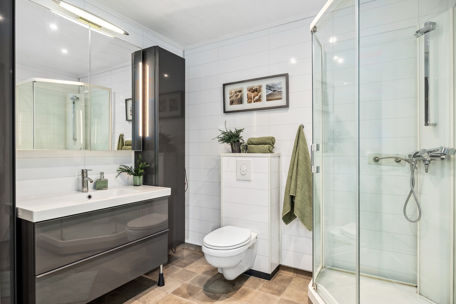 Baderom i 1. etasje har oppgradert overflater for ca. 10 år siden Galleribilde