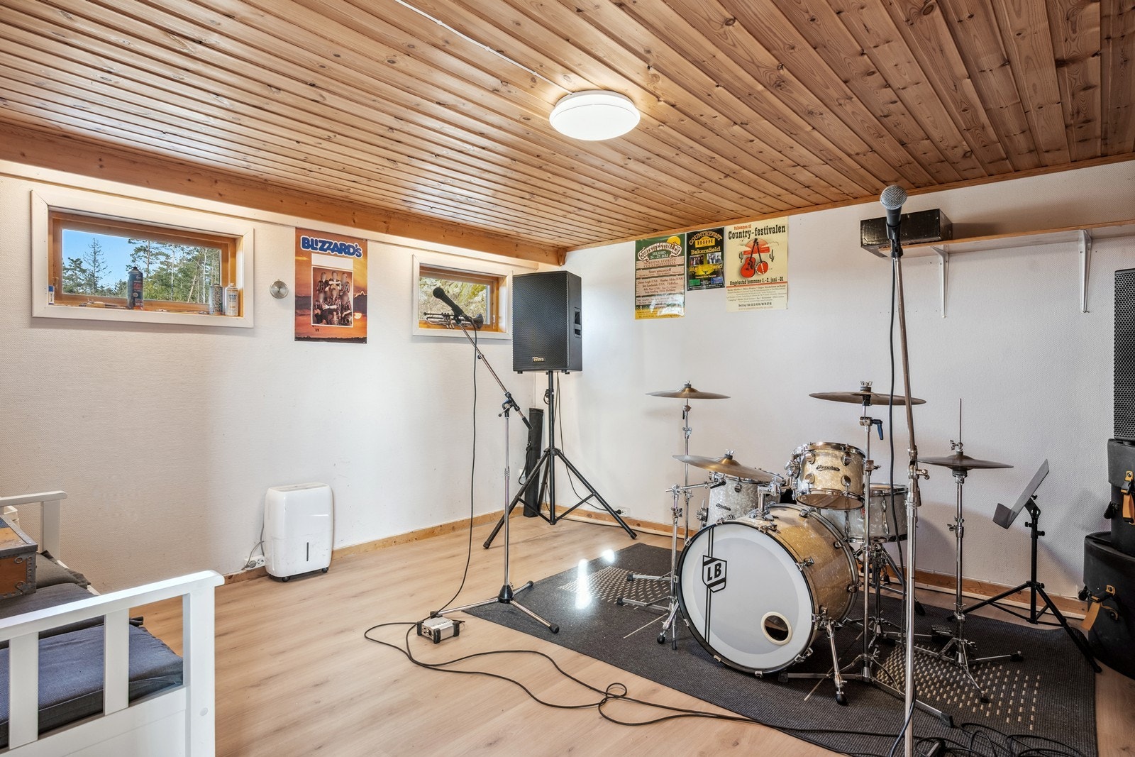 Bod i garasje - Rommet er innredet og omgjort uten byggemelding til kommunen og uten at nødvendige godkjennelser er gitt. Galleribilde