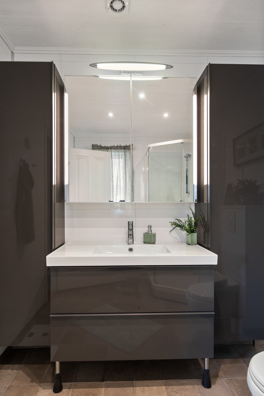 Rommet har innredning med nedfelt servant, veggmontert toalett og dusjkabinett. Galleribilde