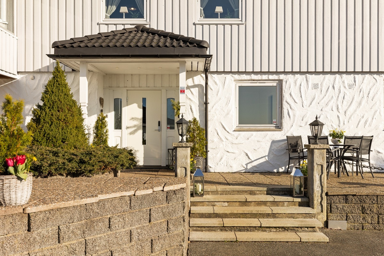 Boligens uteområder er pent opparbeidet Galleribilde