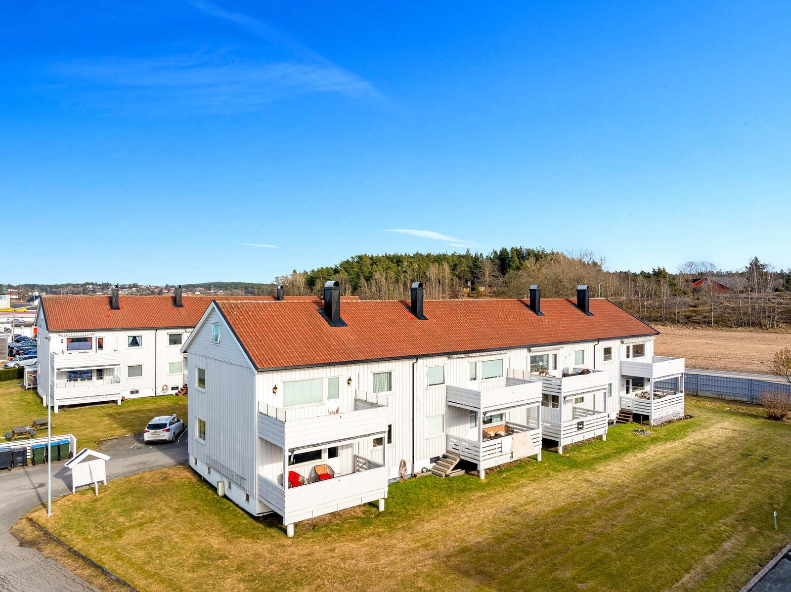 Leiligheten er gjennomgående med veranda orientert i sydlig retning - mot solens gang gjennom det meste av dagen. Galleribilde
