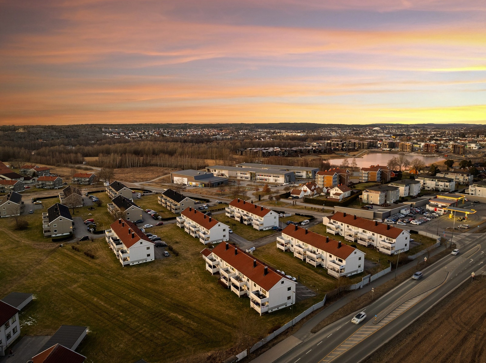 I nærområdet finnes både barnehager og moderne barneskole. Turmuligheter er det mange av, blant annet på Glommastien. Galleribilde