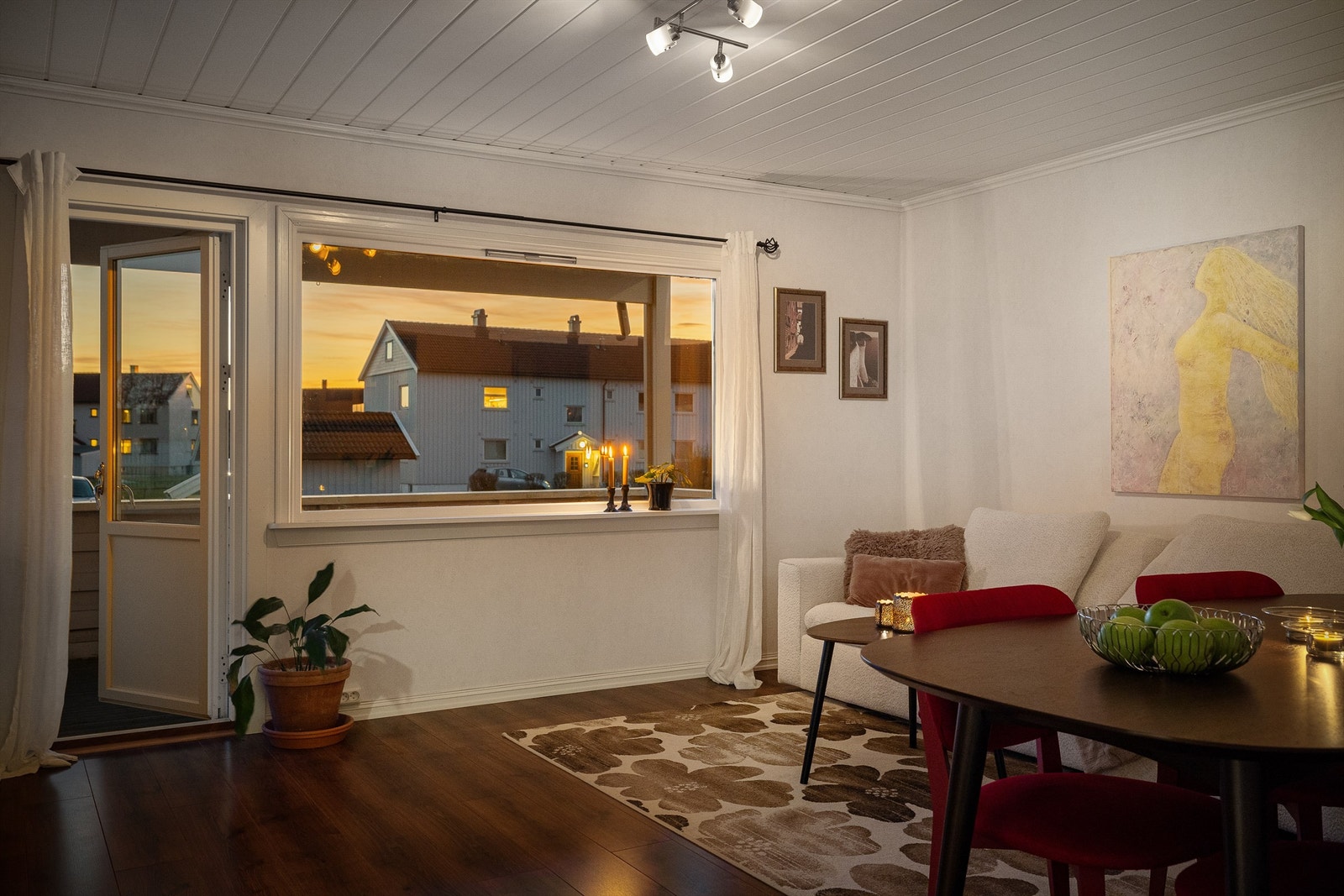 Verandaen utenfor stuen er både lun og et hyggelig sted å oppleve de lyse, fine sommerkveldene. Galleribilde