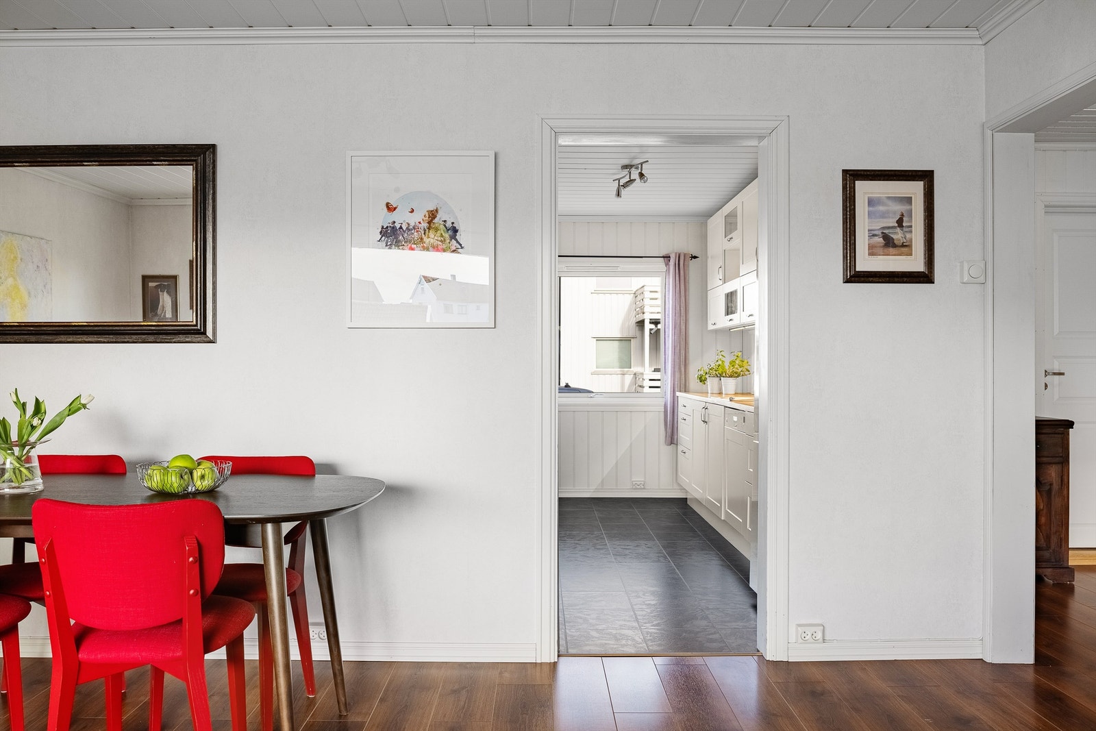 Dørfri åpning mellom stuen og kjøkkenet har positiv innvirkning på lysforholdene i begge rom. Galleribilde