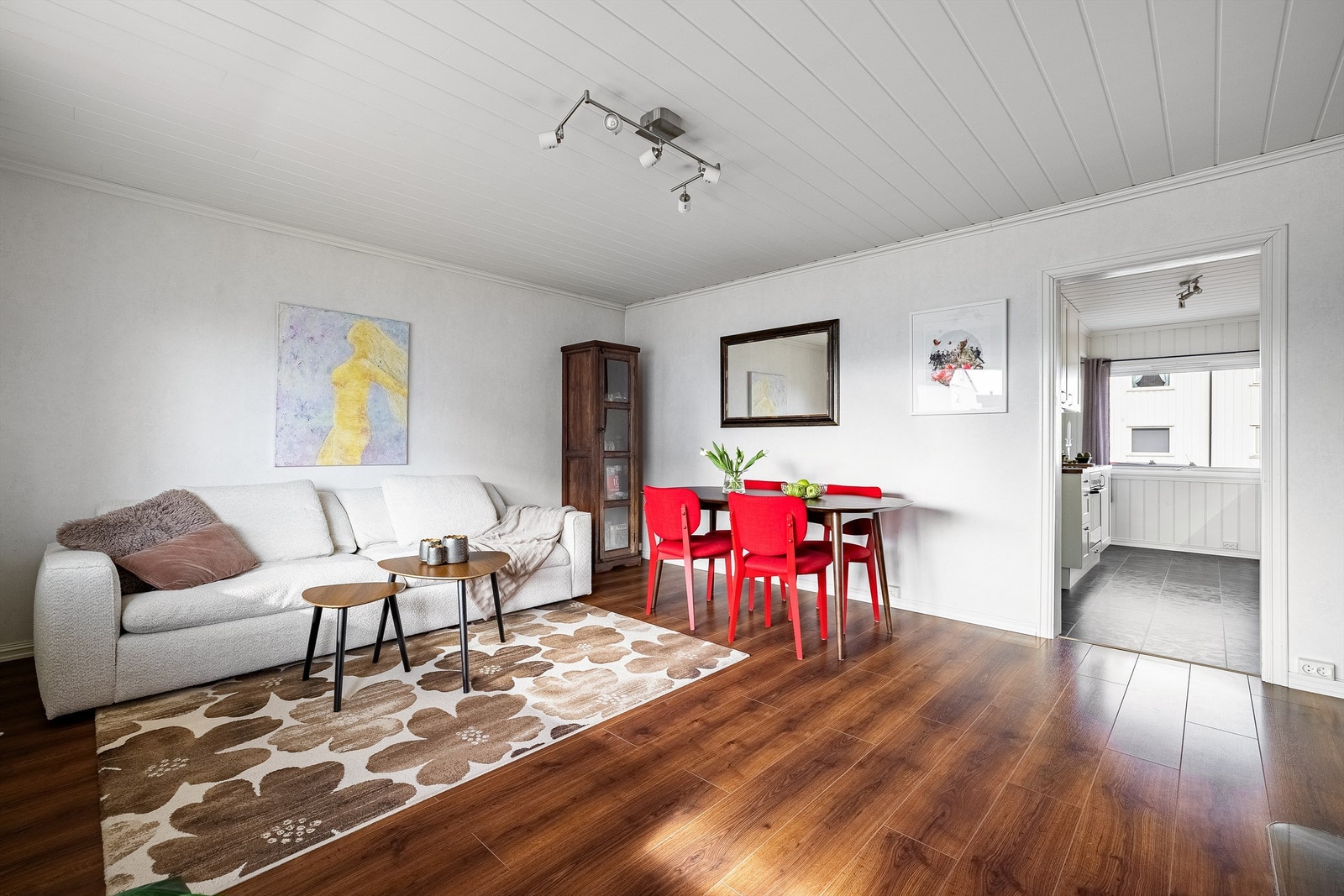 Kjøkkenet er adskilt i eget rom og orientert i motsatt retning i forhold til stuen. Galleribilde