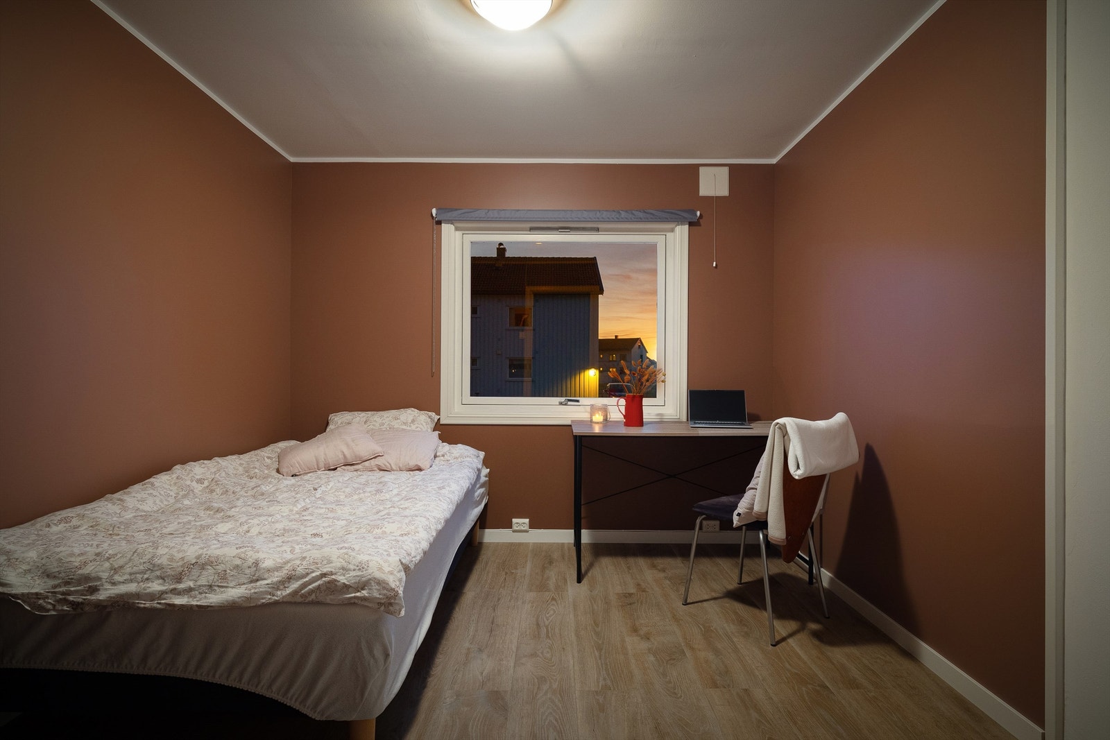 Med nesten 9 kvm. er dette et velfungerende barne-/gjesterom av generøs størrelse. Rommet ble oppgradert med nye overflater i 2020/2021. Galleribilde