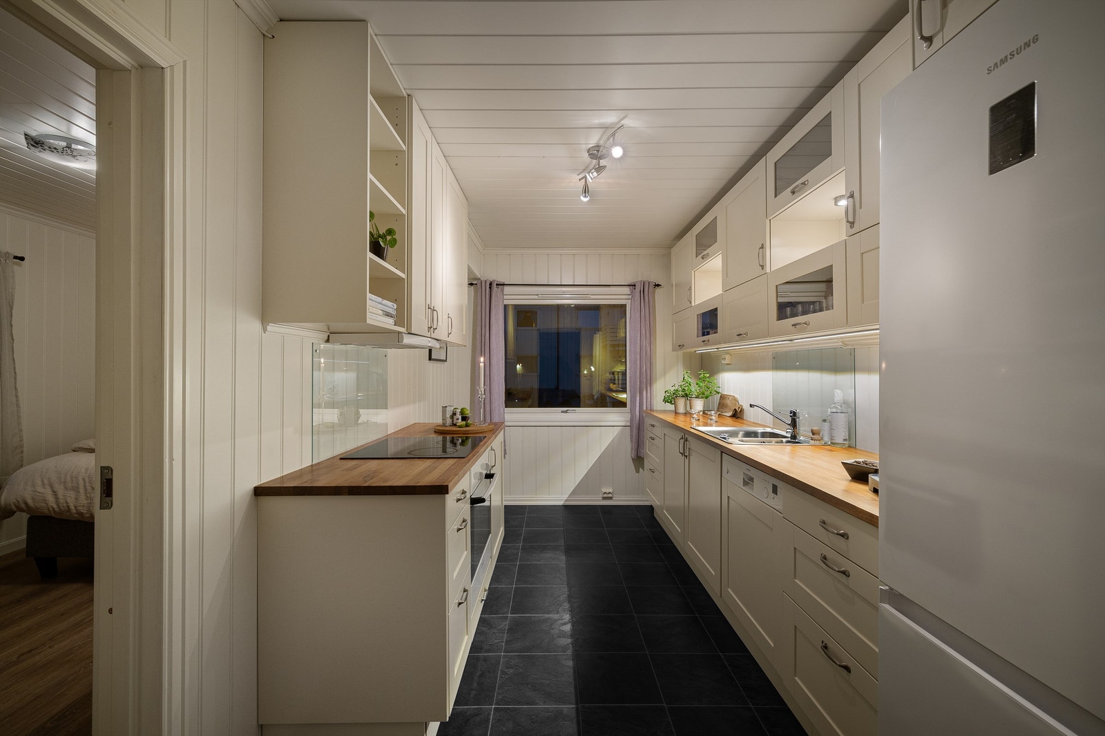 Kjøkkenet ble i 2007 oppgradert med ny innredning fra kvalitetsprodusenten Marbodal. Galleribilde