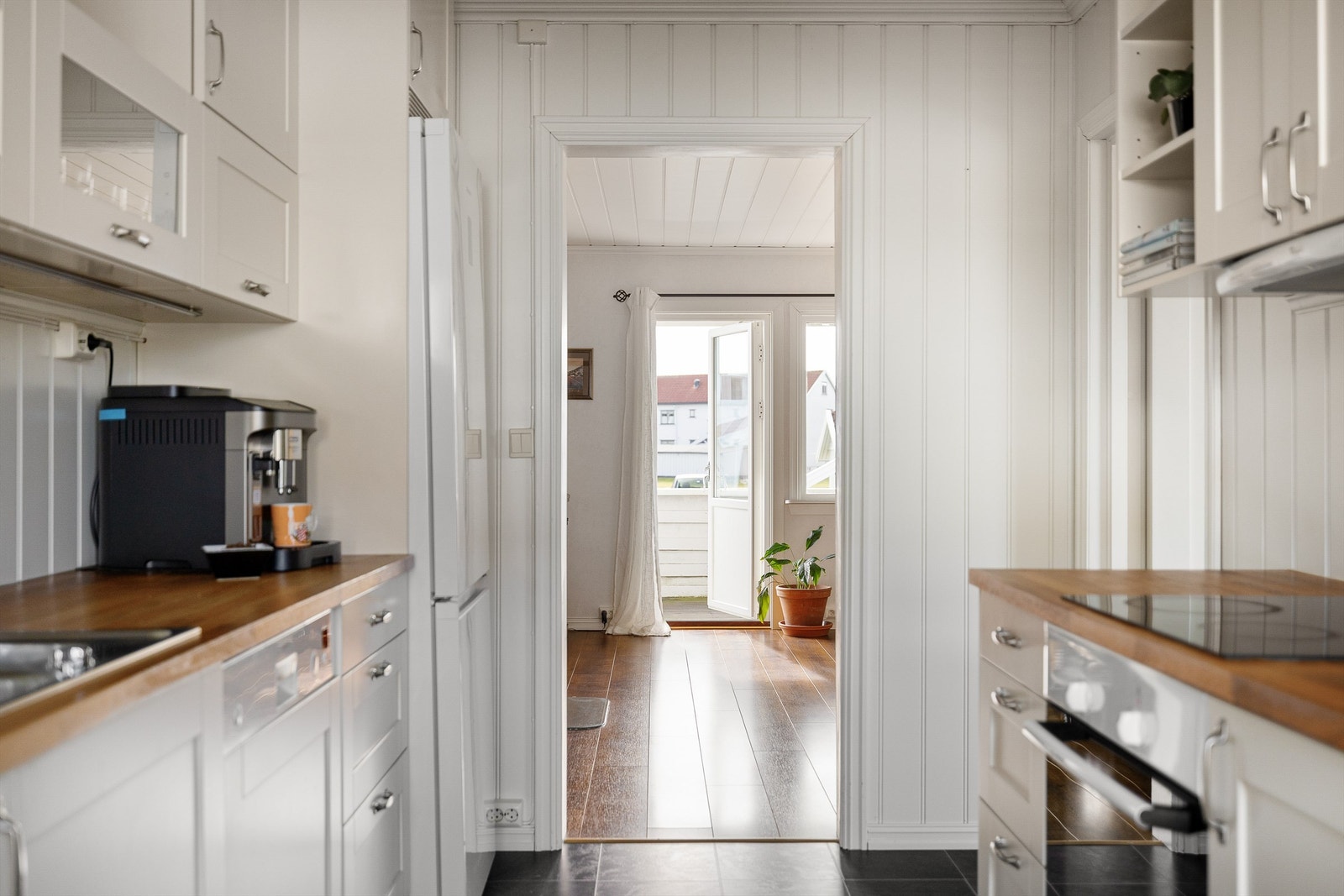 De fleste hvitevarer på kjøkkenet er integrert og medfølger, frittstående kombiskap kan om ønskelig kjøpes i tillegg Galleribilde