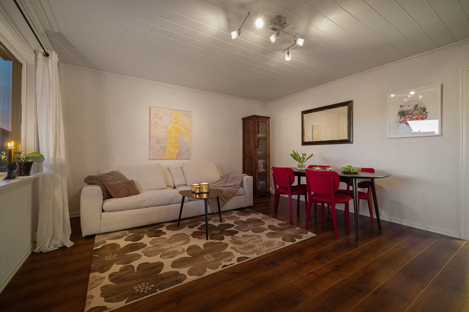 I leiligheten er det siden 2007 gjennomført etappevis oppussing, blant annet av stuen. Galleribilde