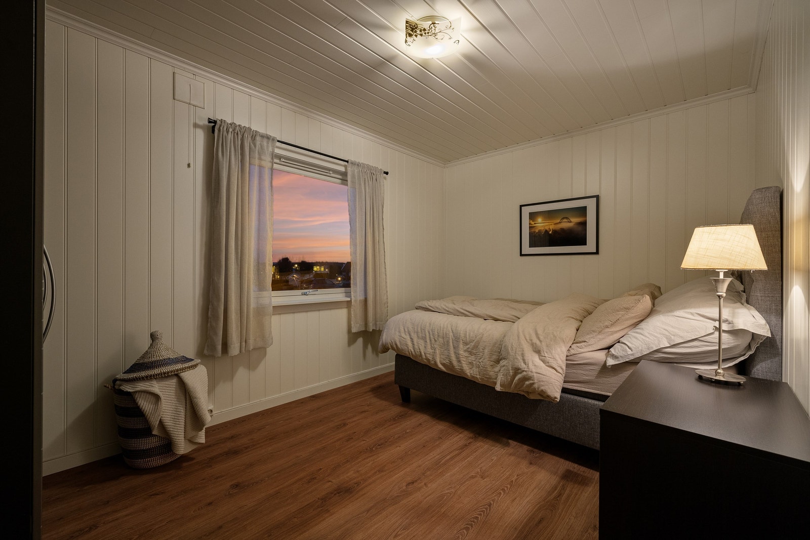 Begge soverom er av god størrelse til sitt formål, hovedsoverommet oppmålt til ca. 11 kvm. Galleribilde