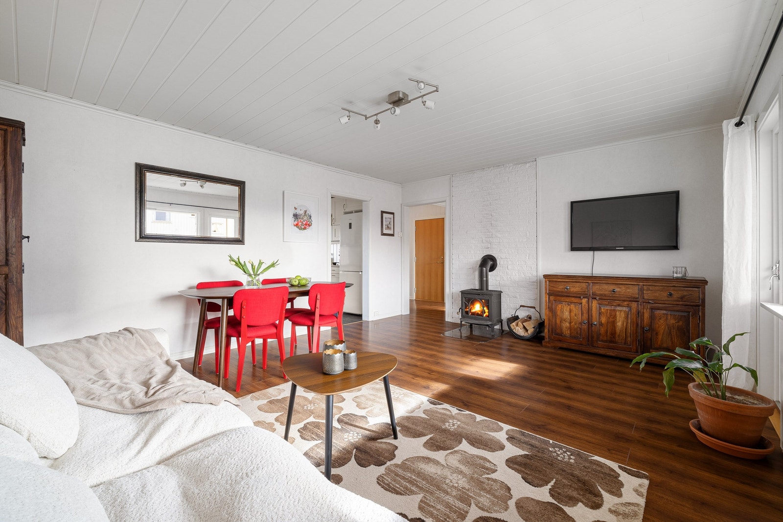 De fleste overflater er skiftet ut, gulvene inkludert. Én-stavs laminat er lagt gjennomgående mellom stuen og entreen. Galleribilde