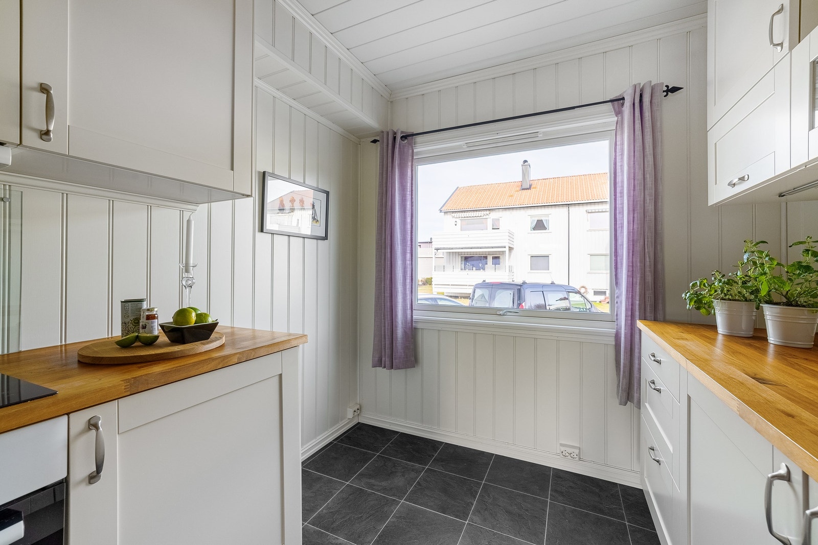 Et mindre frokostbord har sin naturlige plass foran kjøkkenvinduet. Galleribilde